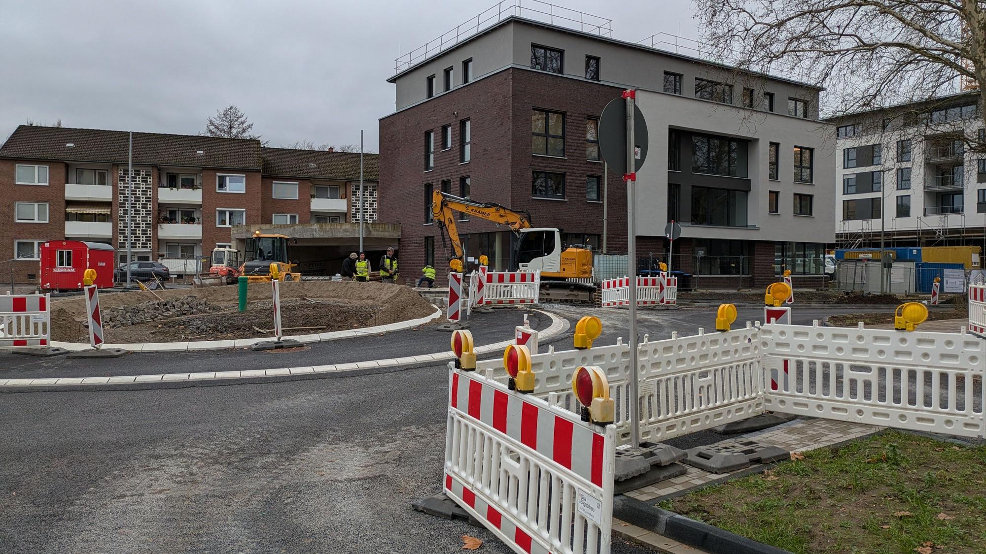 Der Kreisverkehr an der Neukirchener Straße ist immer noch nicht fertig. (Archivfoto)