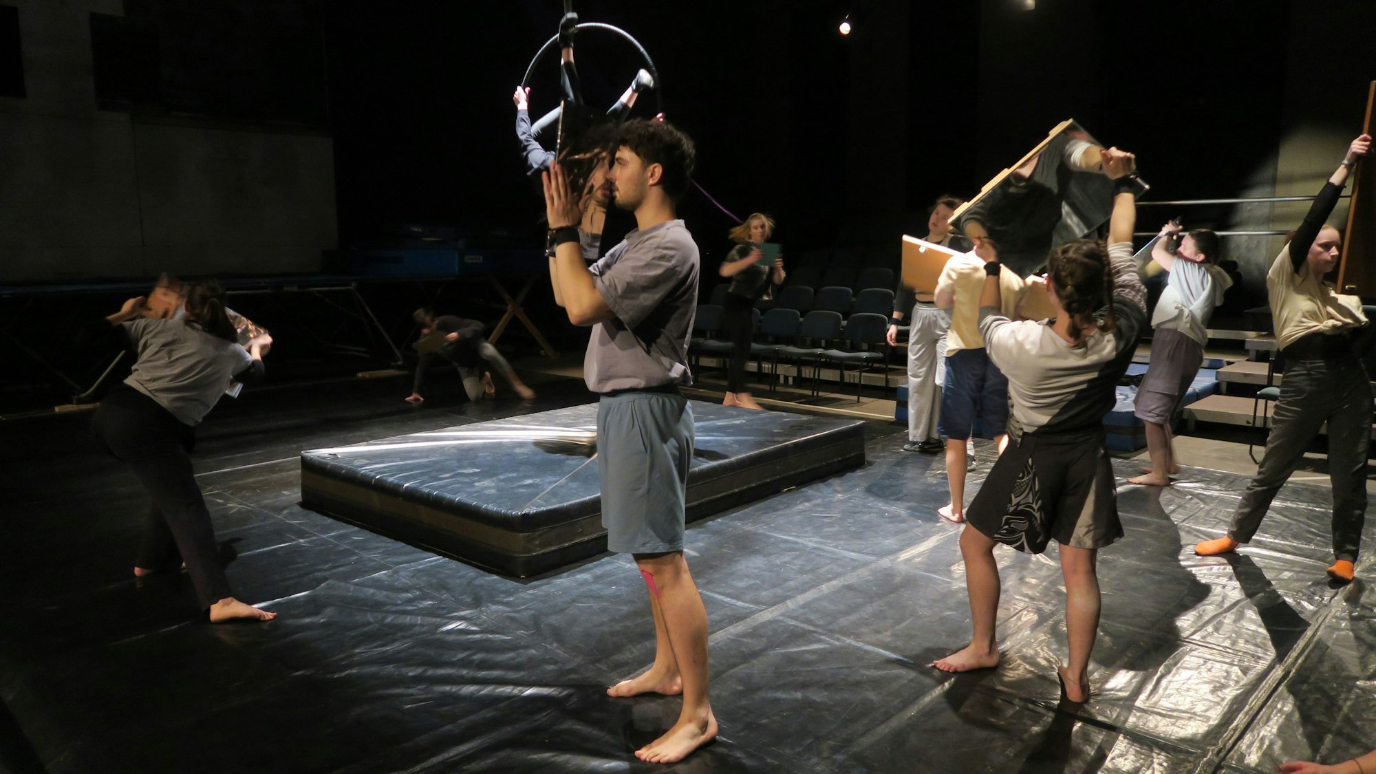 Zuweilen abstrakt, aber immer turbulent: Die Mitglieder von „Impuls“ bei den Proben zum neuen Stück „Vom Spiegeln und Brechen“.