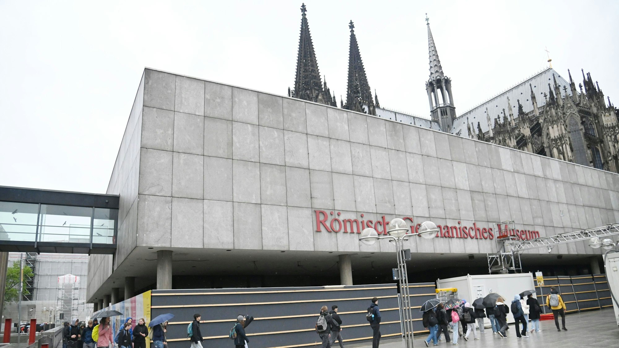 03.05.2024 Köln. Die Baustellabsperrung am Römisch Germanischen Museum (RGM) ist mit bunten Farben und Abbildungen gestaltet worden. Die Verwaltung setzt damit ihre eigenen Vorgaben für Großbaustellen in zentraler Lage um.