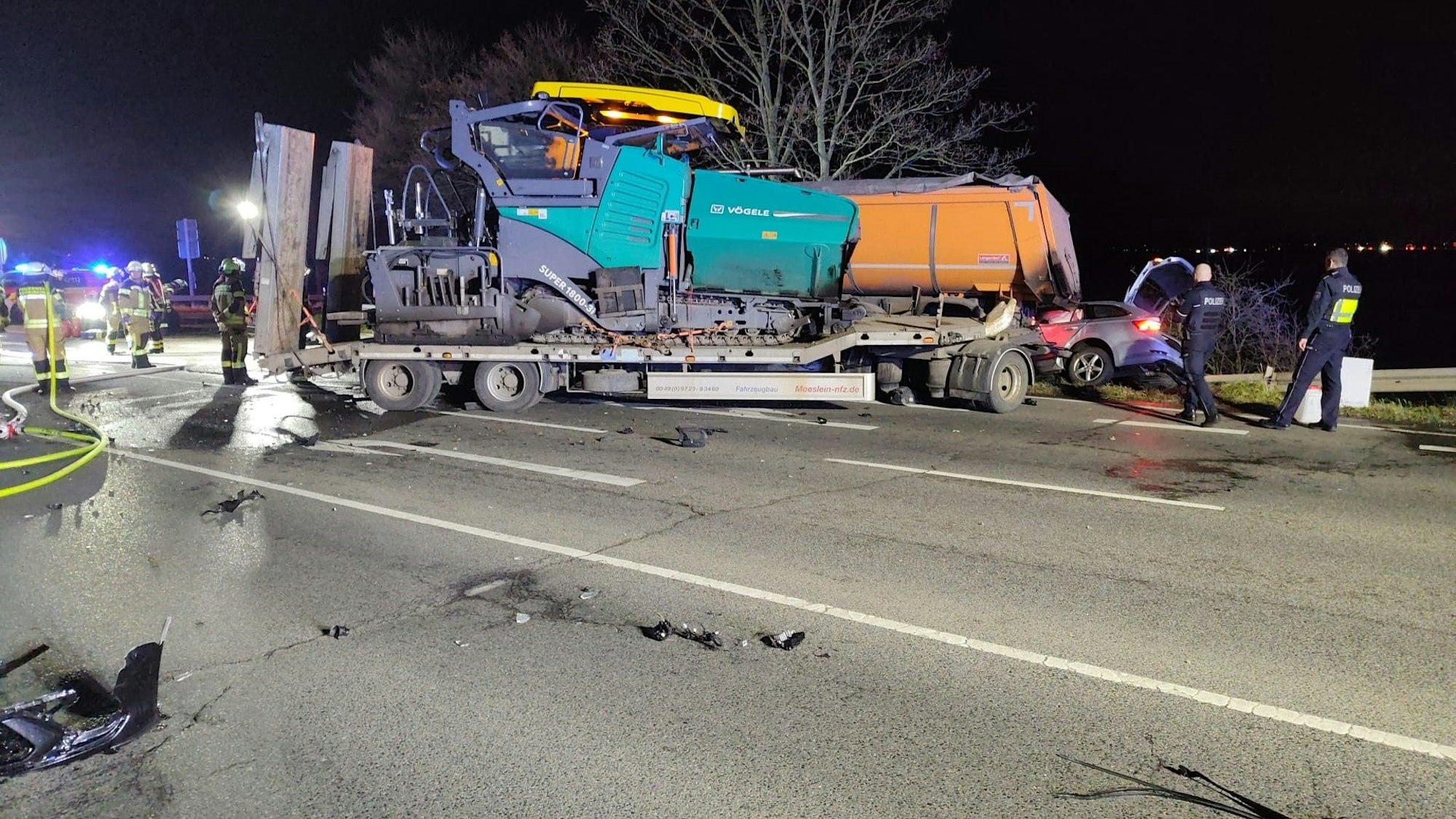 Die Unfallstelle gleicht einem Trümmerhaufen. Der Lkw, der eine Teermaschine geladen hat, ist mit einem Pkw zusammengeprallt.