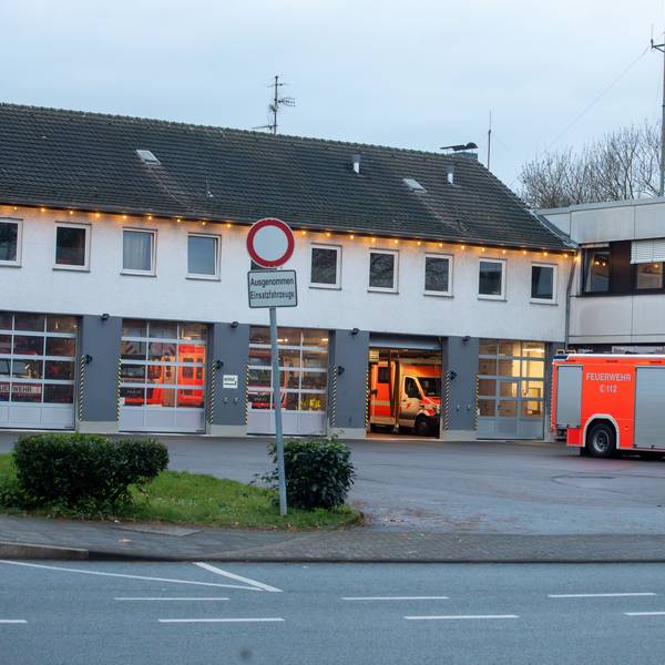 Zu sehen ist die Feuer- und Rettungswache 7 an der Kaiserstraße in Porz-Urbach.