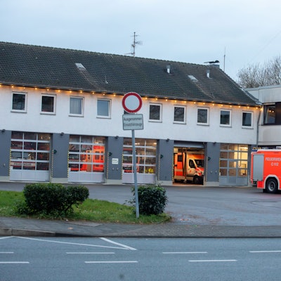 Das Gebäude der Feuer- und Rettungswache 7 an der Kaiserstraße in Porz.