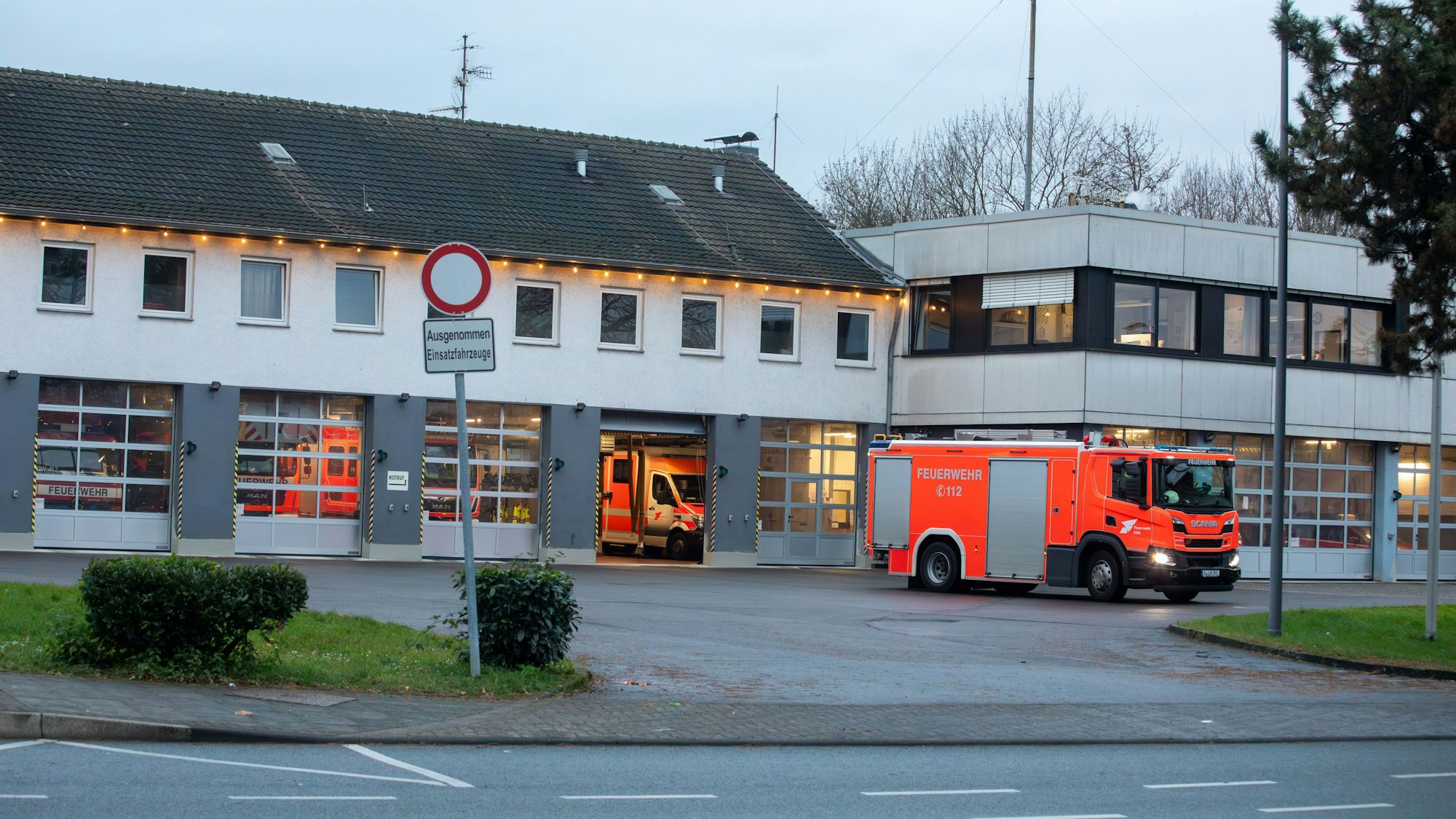 Zu sehen ist die Feuer- und Rettungswache 7 an der Kaiserstraße in Porz-Urbach.