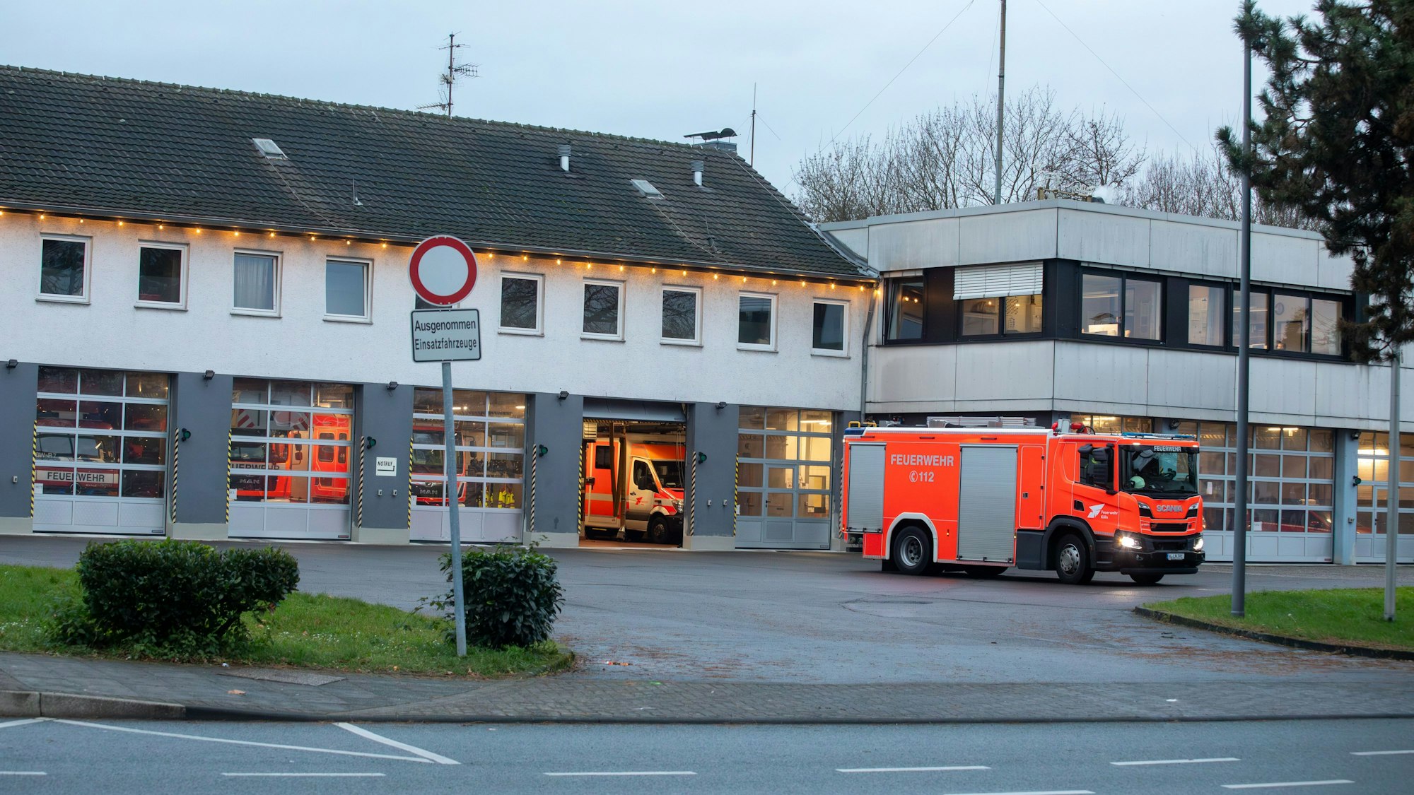 Das Gebäude der Feuer- und Rettungswache 7 an der Kaiserstraße in Porz.