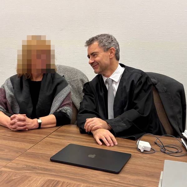 Die Angeklagte mit ihrem Verteidiger Marc Donay beim Prozessauftakt im Kölner Landgericht