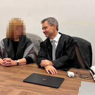 Die Angeklagte mit ihrem Verteidiger Marc Donay beim Prozessauftakt im Kölner Landgericht