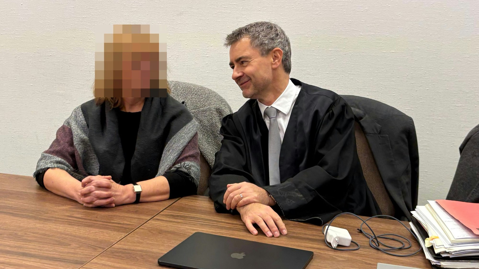 Die Angeklagte mit ihrem Verteidiger Marc Donay beim Prozessauftakt im Kölner Landgericht