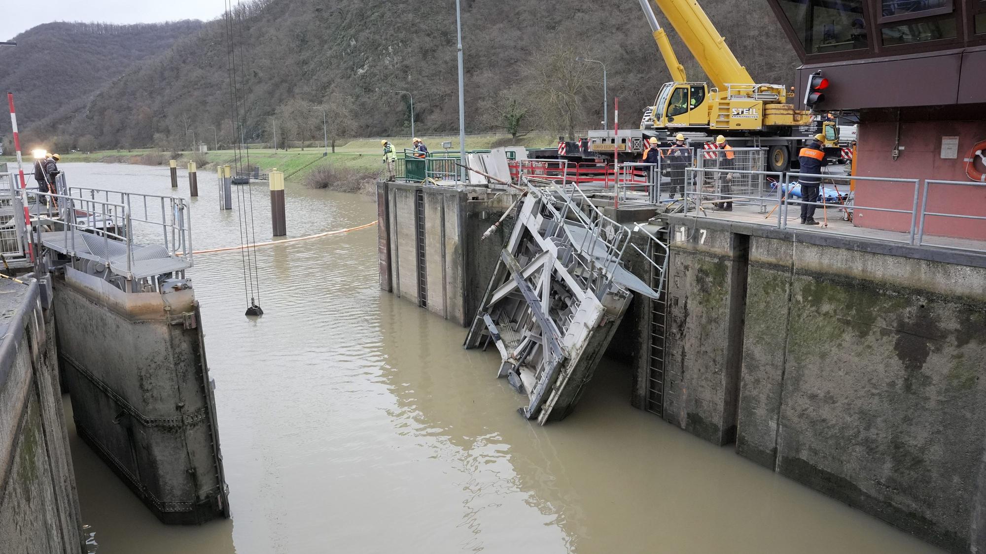 Rheinland-Pfalz, Müden: Mitarbeiter des Wasser-und Schifffahrtsamtes haben begonnen, die Schleuse in Müden zu reparieren.
