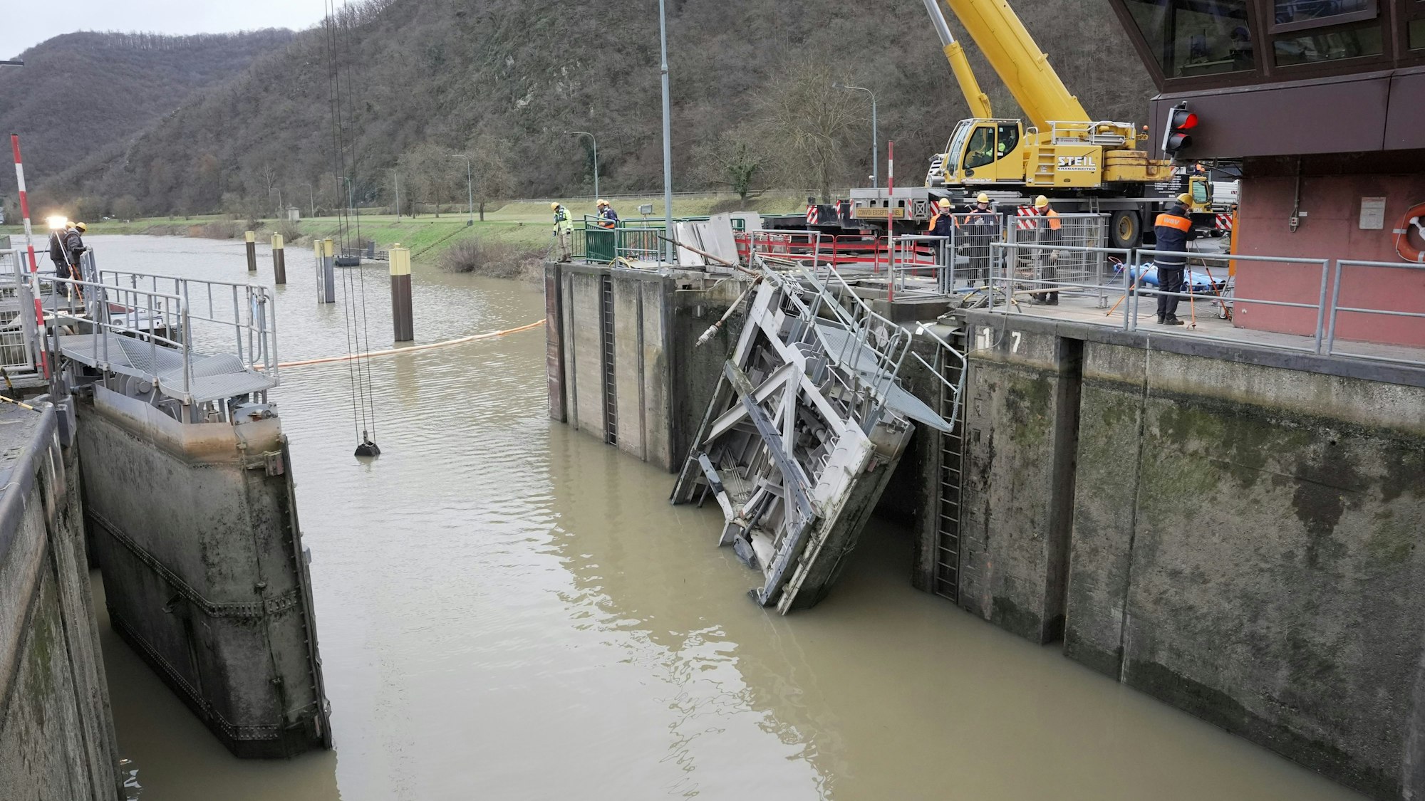 Rheinland-Pfalz, Müden: Mitarbeiter des Wasser-und Schifffahrtsamtes haben begonnen, die Schleuse in Müden zu reparieren.