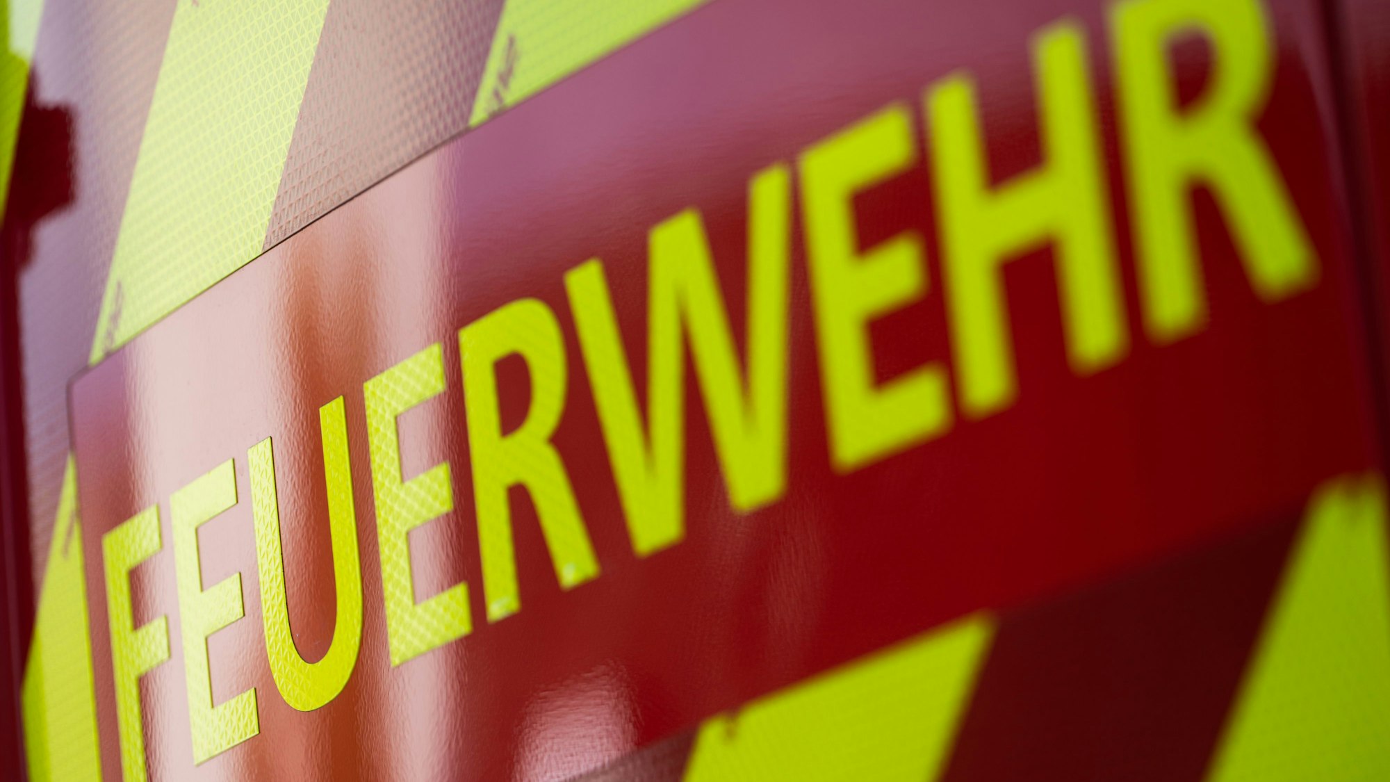 Der Schriftzug Feuerwehr auf einem Einsatzfahrzeug.