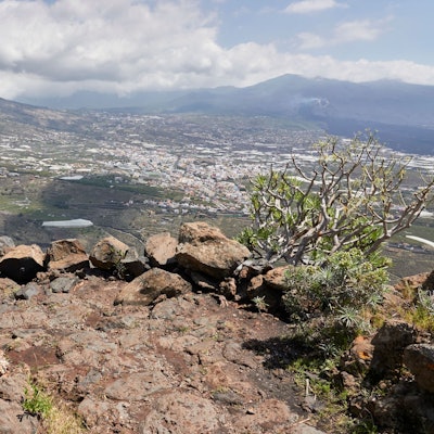 Ein Wanderer auf den Felsen von La Palma.