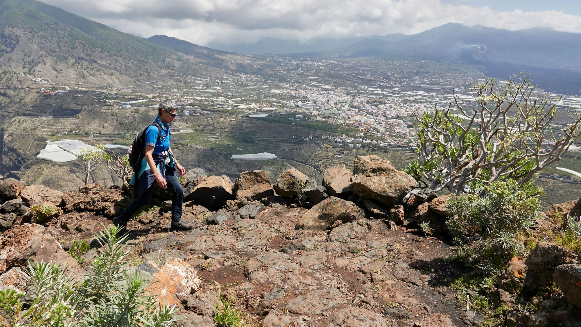Ein Wanderer auf den Felsen von La Palma.