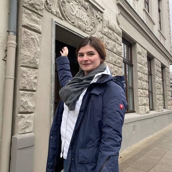 Zu sehen ist Sarah Rettig vor einer von ihr restaurierten Fassade.