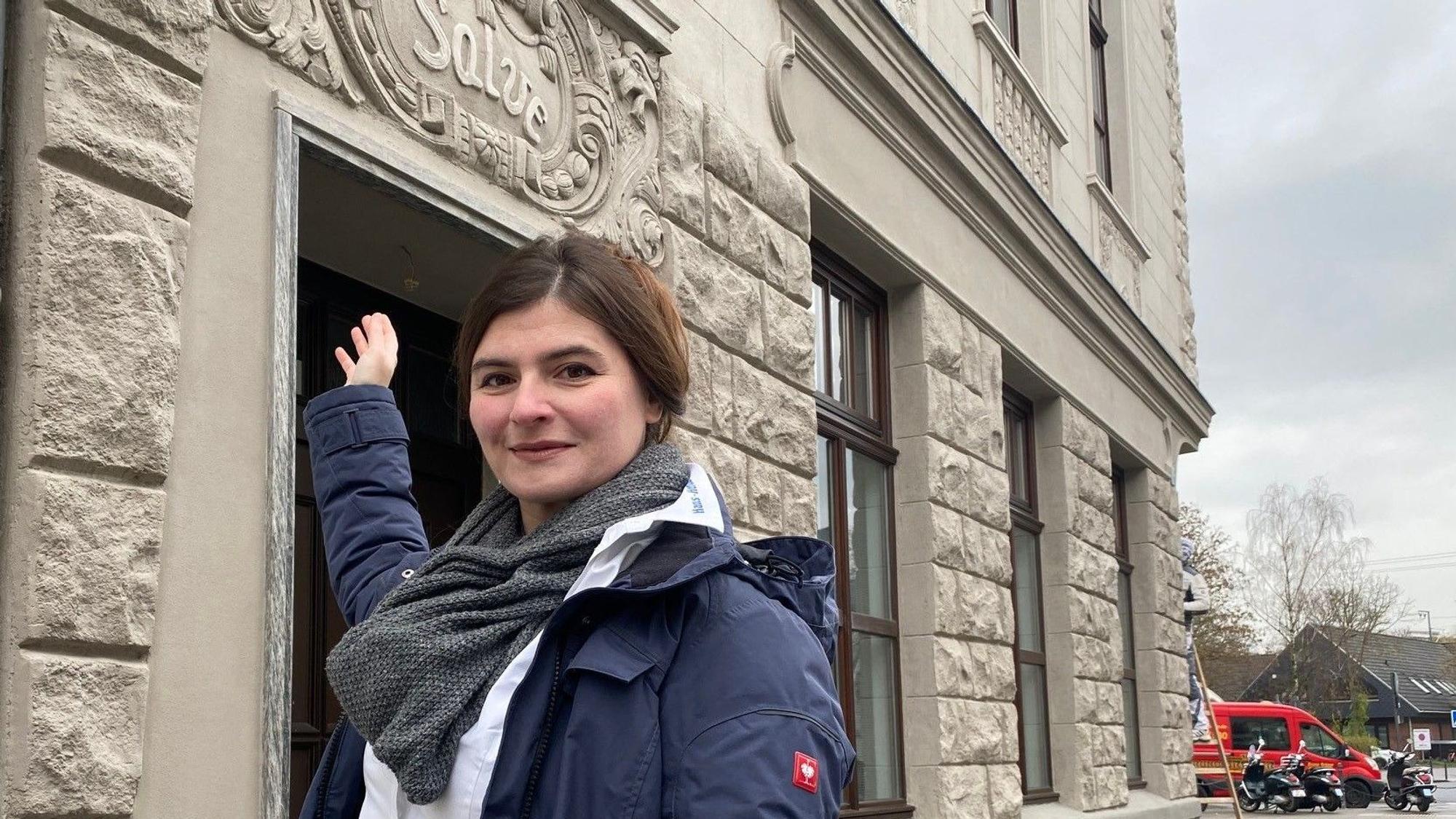 Zu sehen ist Sarah Rettig vor einer von ihr restaurierten Fassade.