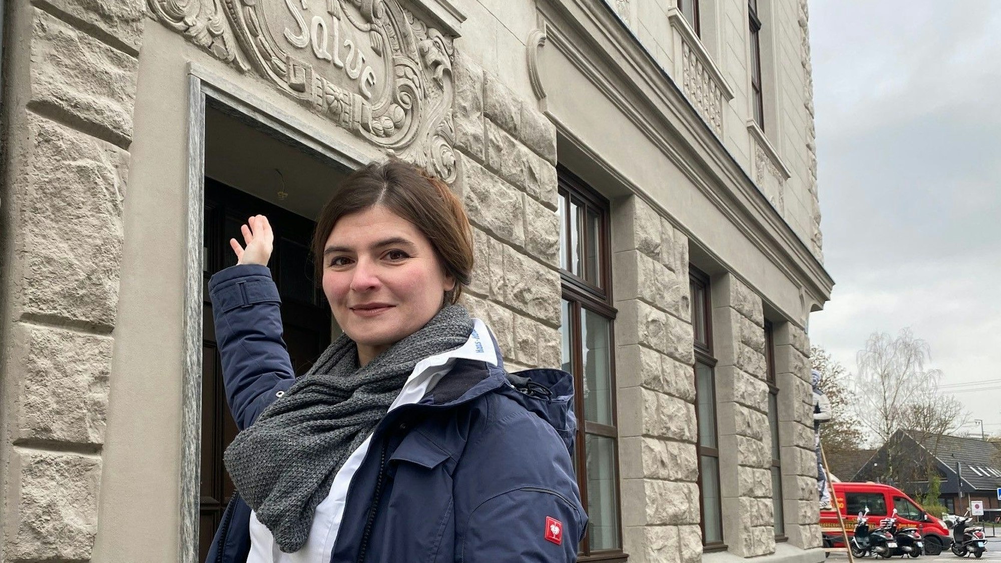 Zu sehen ist Sarah Rettig vor einer von ihr restaurierten Fassade.