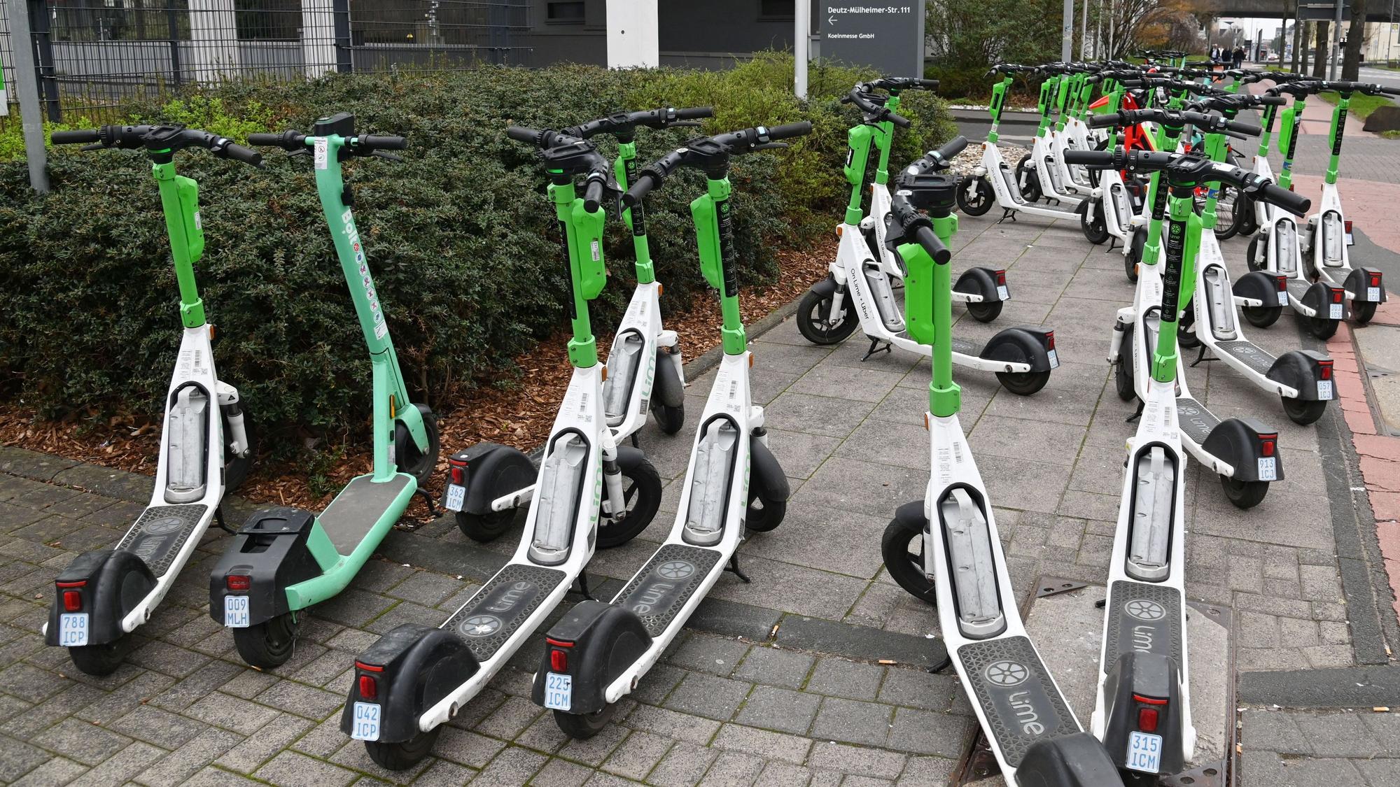 Über ein Dutzend Elektroroller sind auf dem Gehweg auf der Deutz-Mülheimer-Straße abgestellt.