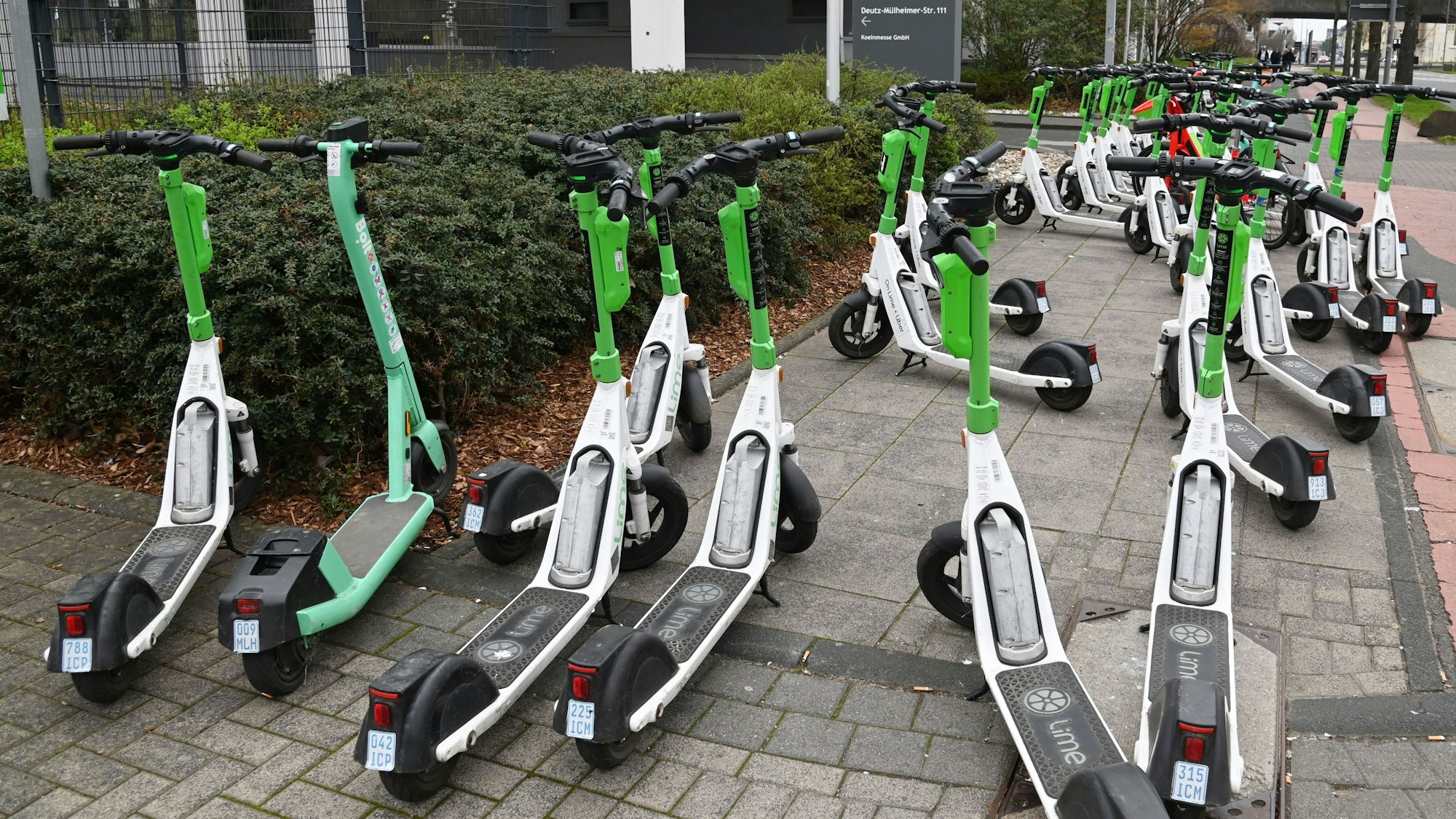 Über ein Dutzend Elektroroller sind auf dem Gehweg auf der Deutz-Mülheimer-Straße abgestellt.