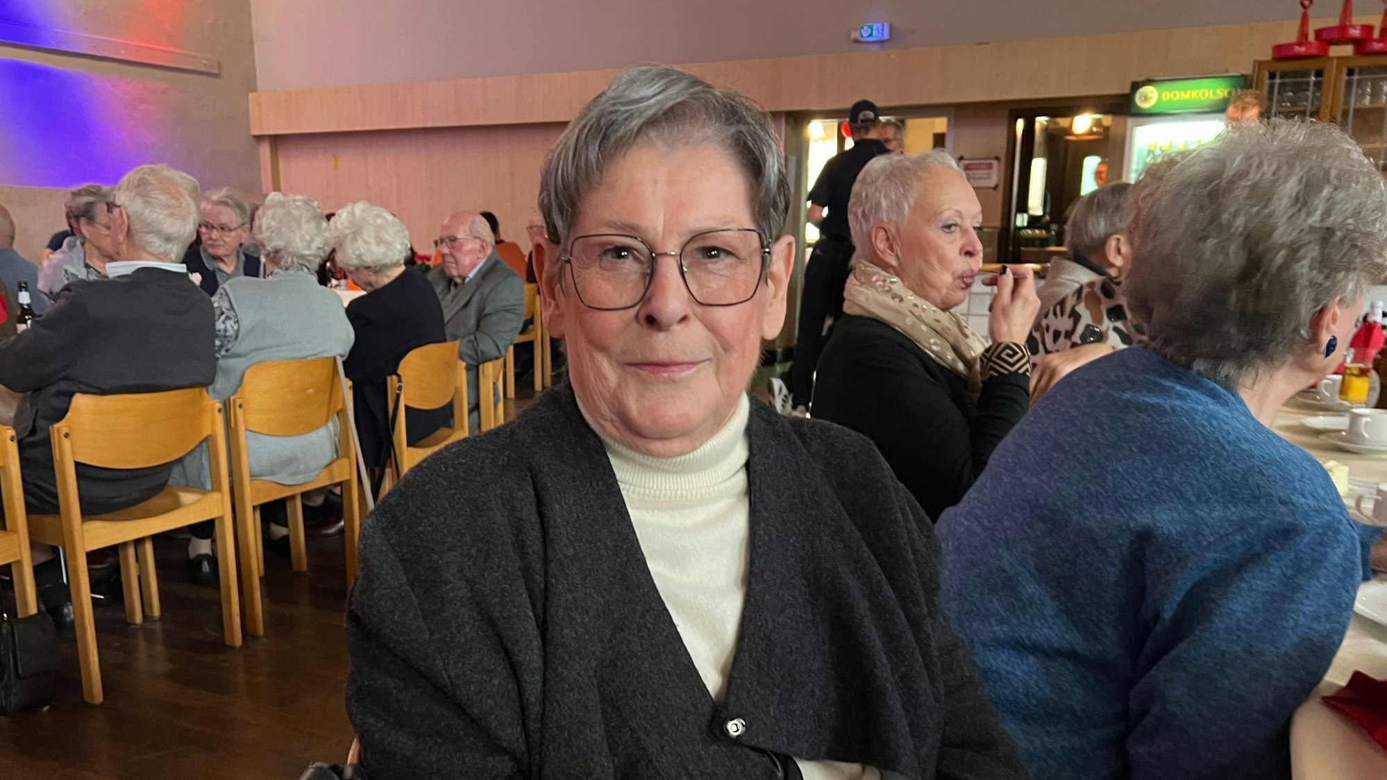 Seniorin an Kaffeetafel