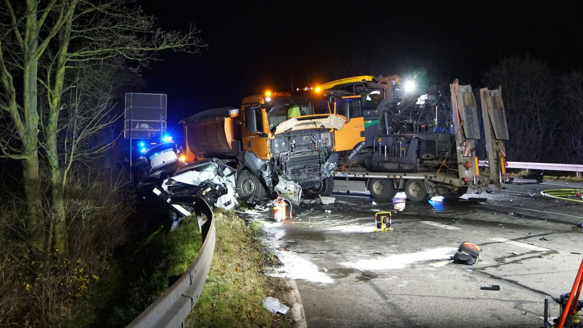Man sieht den total zerstörten Lkw und Teile des ebenso zerstörten Pkw.