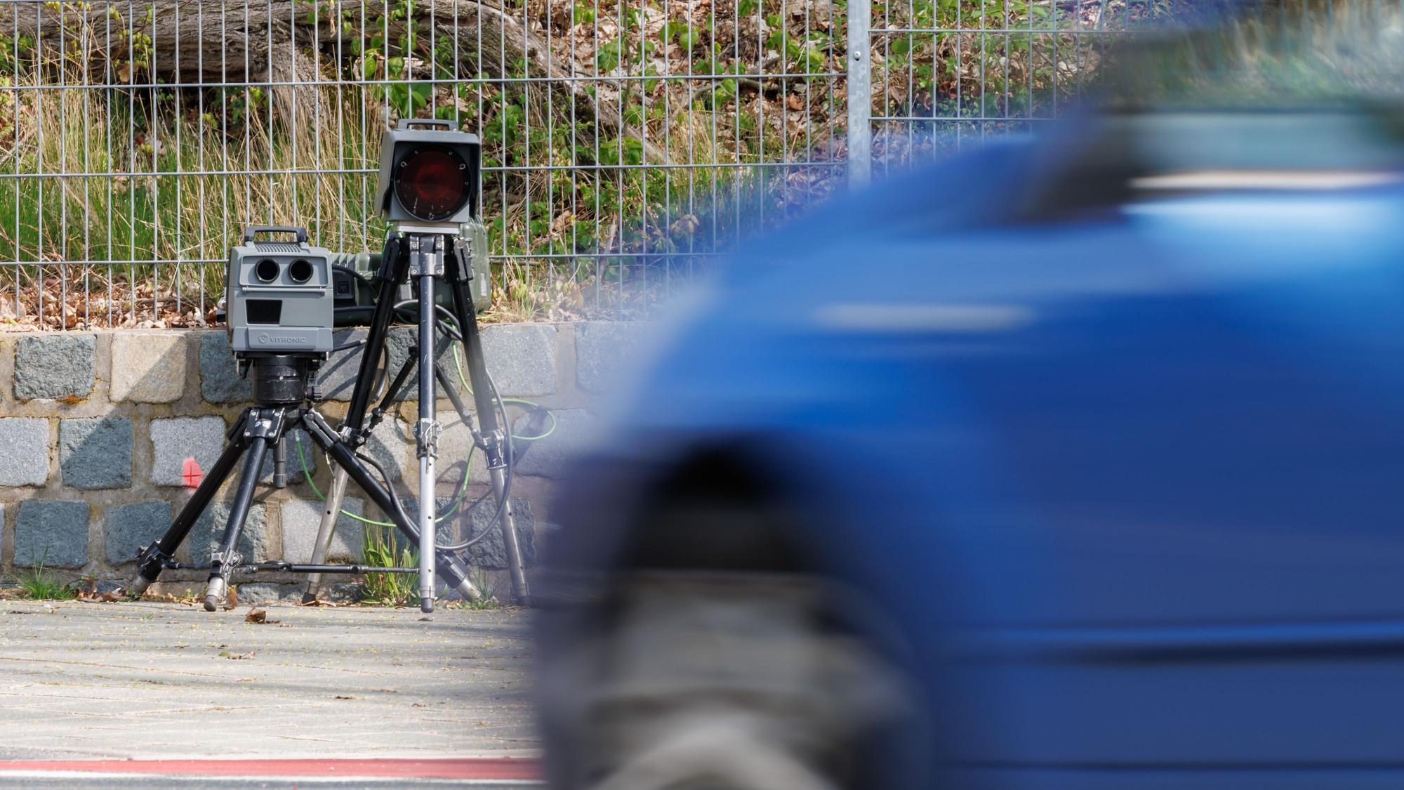 Ein Geschwindigkeits-Messsystem steht am Straßenrand.