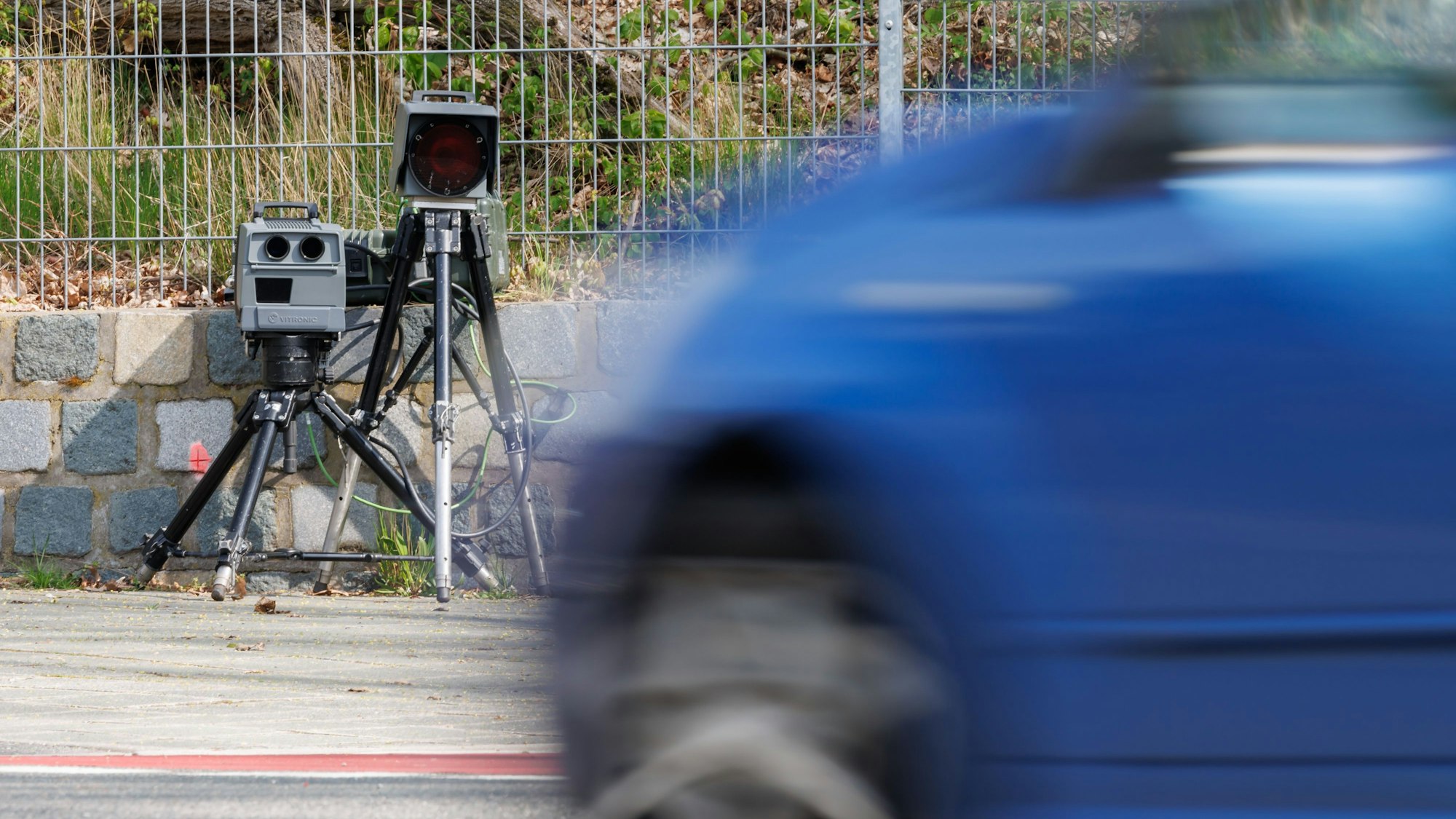 Ein Geschwindigkeits-Messsystem steht am Straßenrand (Symbolfoto).