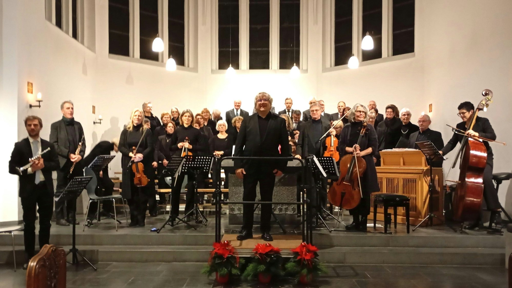 Ein Chor samt Orchester steht auf einer