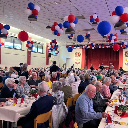 Senioren an Kaffeetafeln