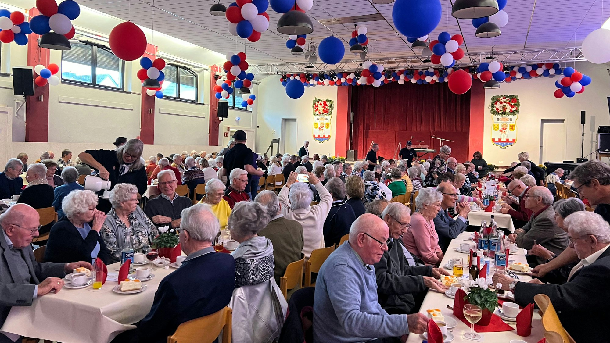 Senioren an Kaffeetafeln