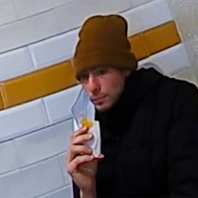 Dieses von der Pennsylvania State Police veröffentlichte Bild zeigt Luigi Mangione, der Brian Thompson, CEO von United Healthcare, erschossen haben soll.