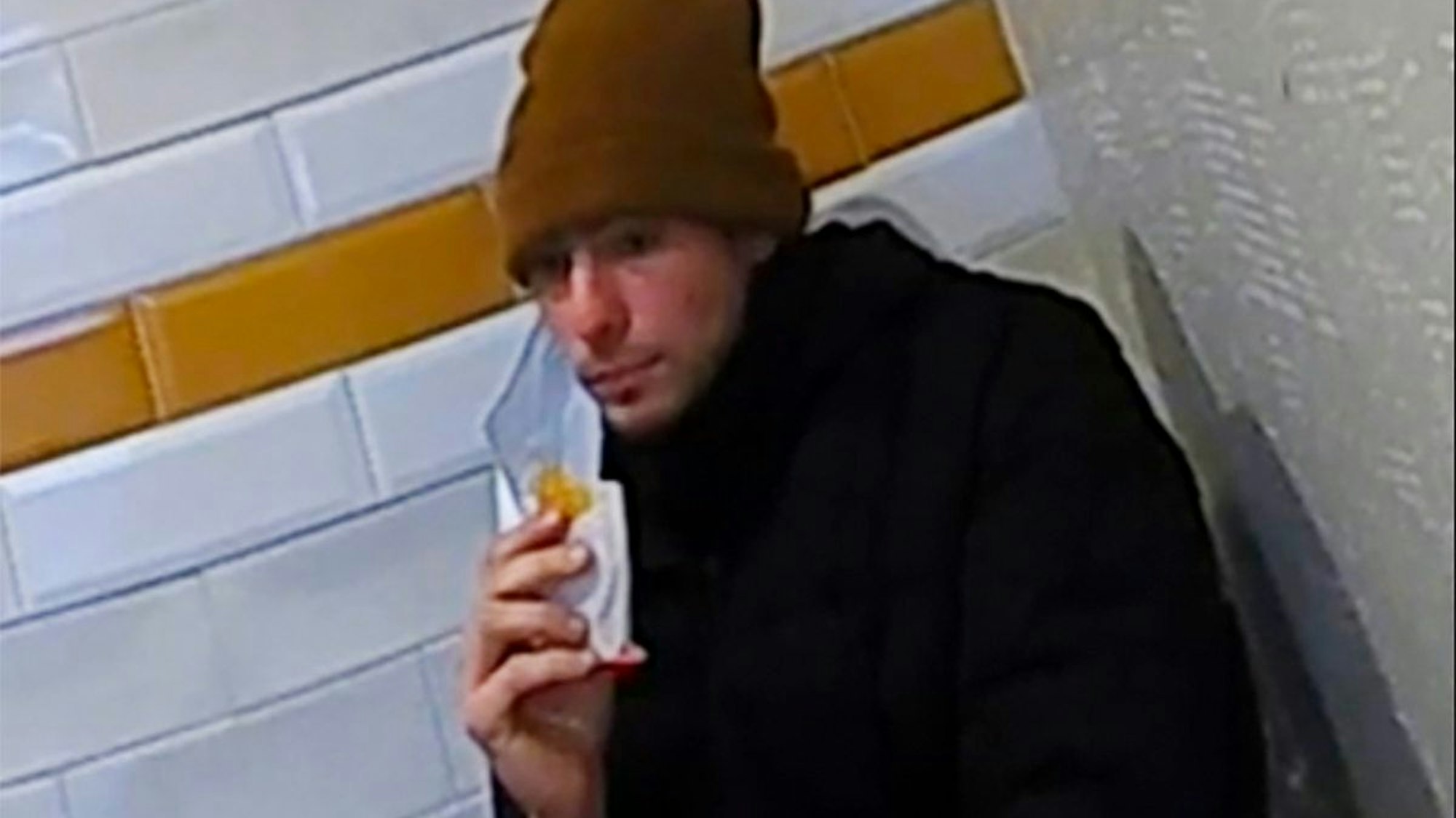 Dieses von der Pennsylvania State Police veröffentlichte Bild zeigt Luigi Mangione, der Brian Thompson, CEO von United Healthcare, erschossen haben soll.