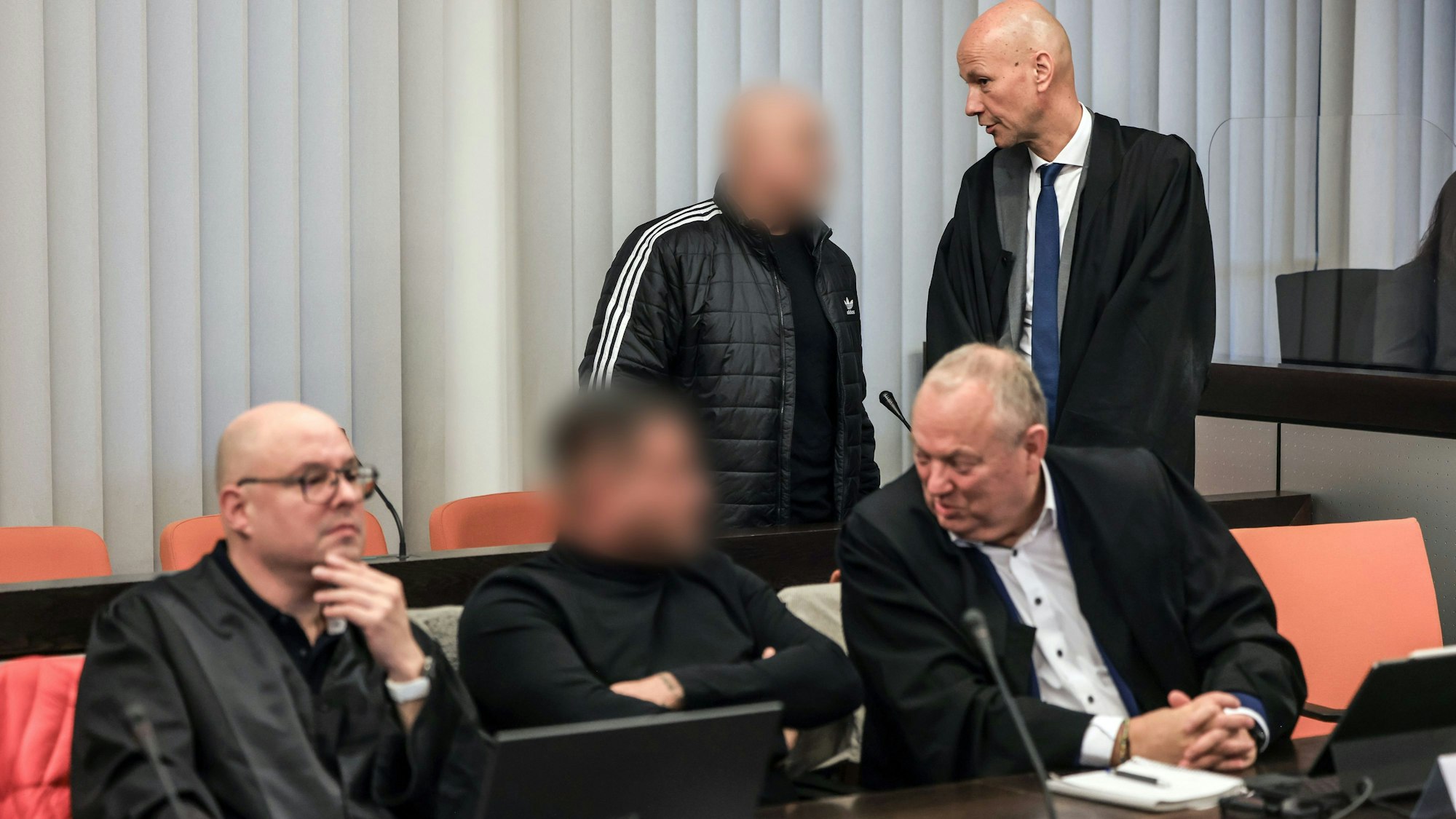 Verteidiger Hartmut Moyzio (vorne, rechts) hat beim Prozess wegen eines Erpressungsversuchs gegen die Familie von Michael Schumacher mit seinen Mandanten jede Menge zu tun.