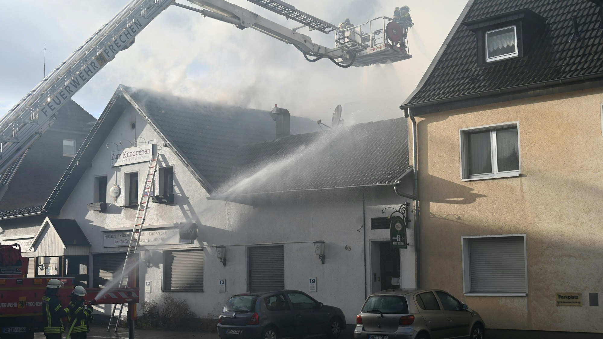 Das Foto zeigt ein Haus, das von der Feuerwehr gelöscht wird.
