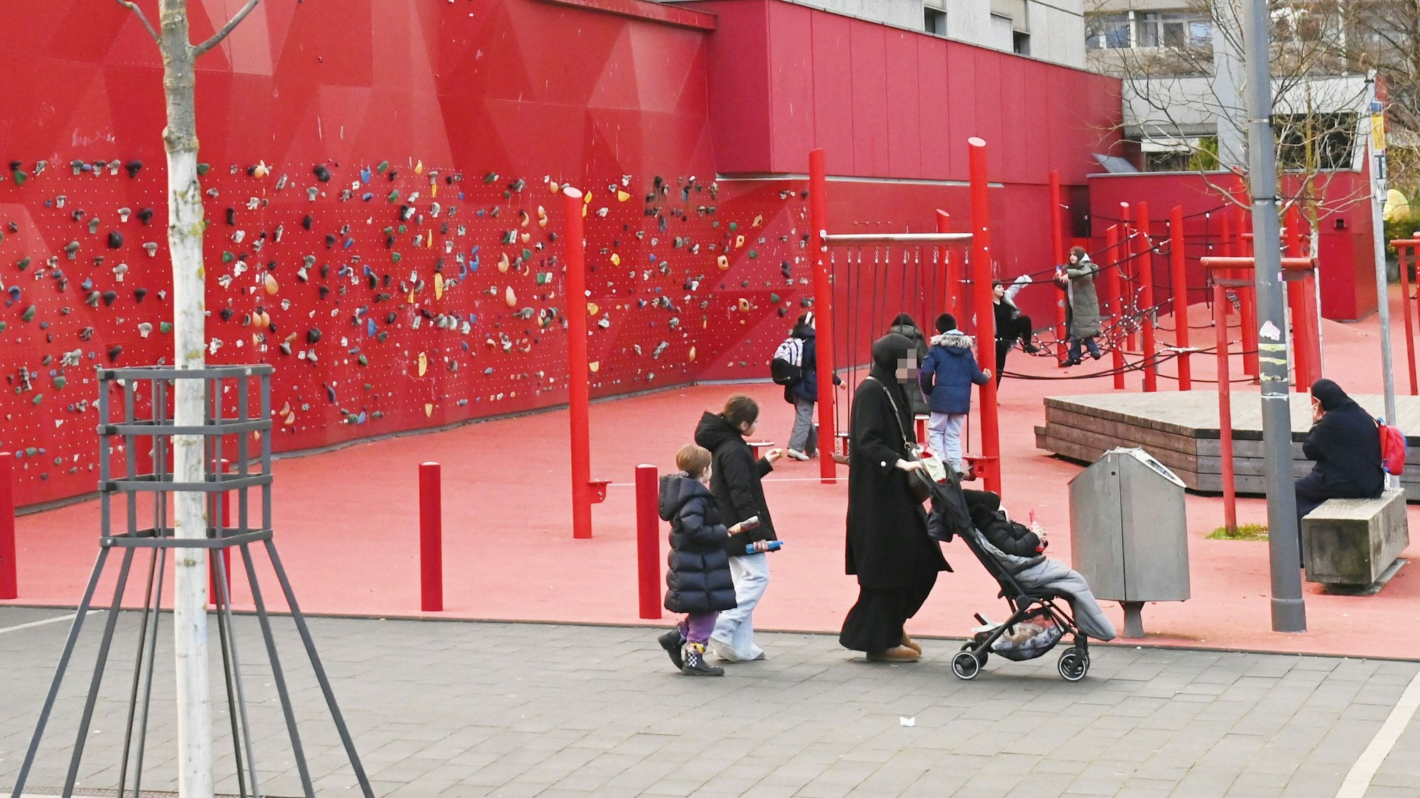 02.12.2024 Köln. Anne Luise Müller auf dem Pariser Platz. Foto Alexander Schwaiger