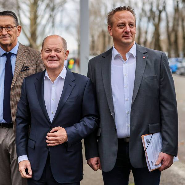 dpatopbilder - 10.12.2024, Nordrhein-Westfalen, Köln: Kölns Oberbürgermeisterin Henriette Reker (parteilos, l-r), Marcus Wassenberg, Geschäftsführer Ford Werke, Bundeskanzler Olaf Scholz (SPD) und Benjamin Gruschka, Betriebsratschef Ford Deutschland, stehen auf dem Werksgelände von Ford. Bei der Betriebsversammlung will Scholz zu den Beschäftigten sprechen, von denen viele um ihre Jobs bangen. Foto: Christoph Reichwein/dpa +++ dpa-Bildfunk +++