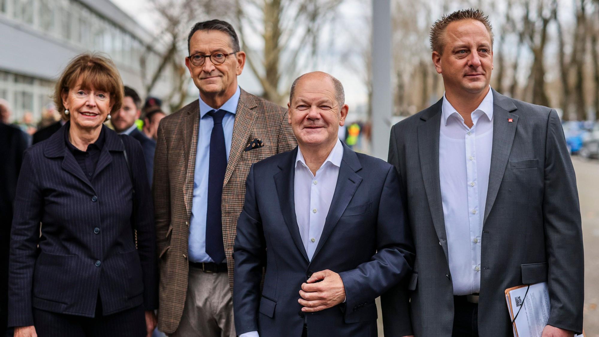 dpatopbilder - 10.12.2024, Nordrhein-Westfalen, Köln: Kölns Oberbürgermeisterin Henriette Reker (parteilos, l-r), Marcus Wassenberg, Geschäftsführer Ford Werke, Bundeskanzler Olaf Scholz (SPD) und Benjamin Gruschka, Betriebsratschef Ford Deutschland, stehen auf dem Werksgelände von Ford. Bei der Betriebsversammlung will Scholz zu den Beschäftigten sprechen, von denen viele um ihre Jobs bangen. Foto: Christoph Reichwein/dpa +++ dpa-Bildfunk +++