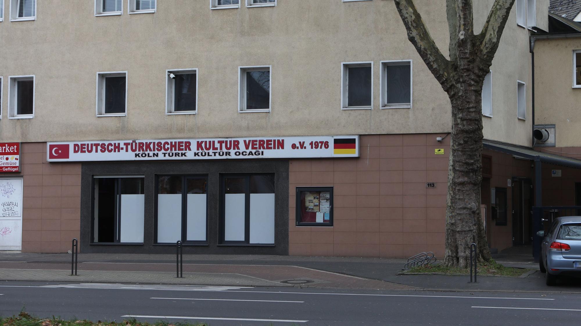 10.12.2024, Köln: Razzia beim Deutsch - Türkischer Kulturverein e.V. in Mülheim, Clevischer Ring. Foto: Arton Krasniqi