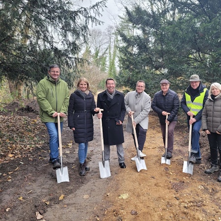 Zwei Frauen und fünf Männer beim ersten Spatenstich im Schlosspark Bedburg.