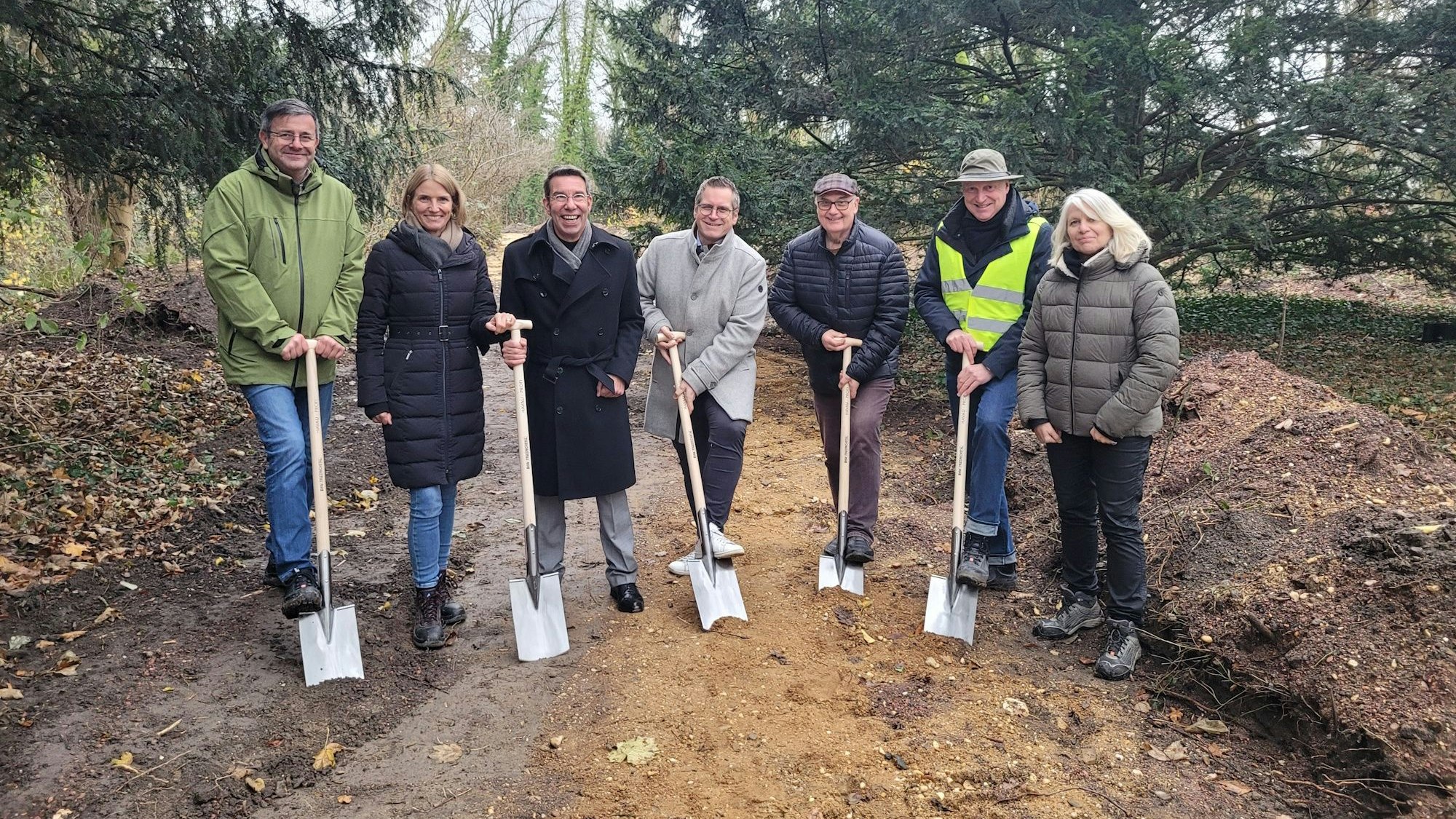 Zwei Frauen und fünf Männer beim ersten Spatenstich im Schlosspark Bedburg.