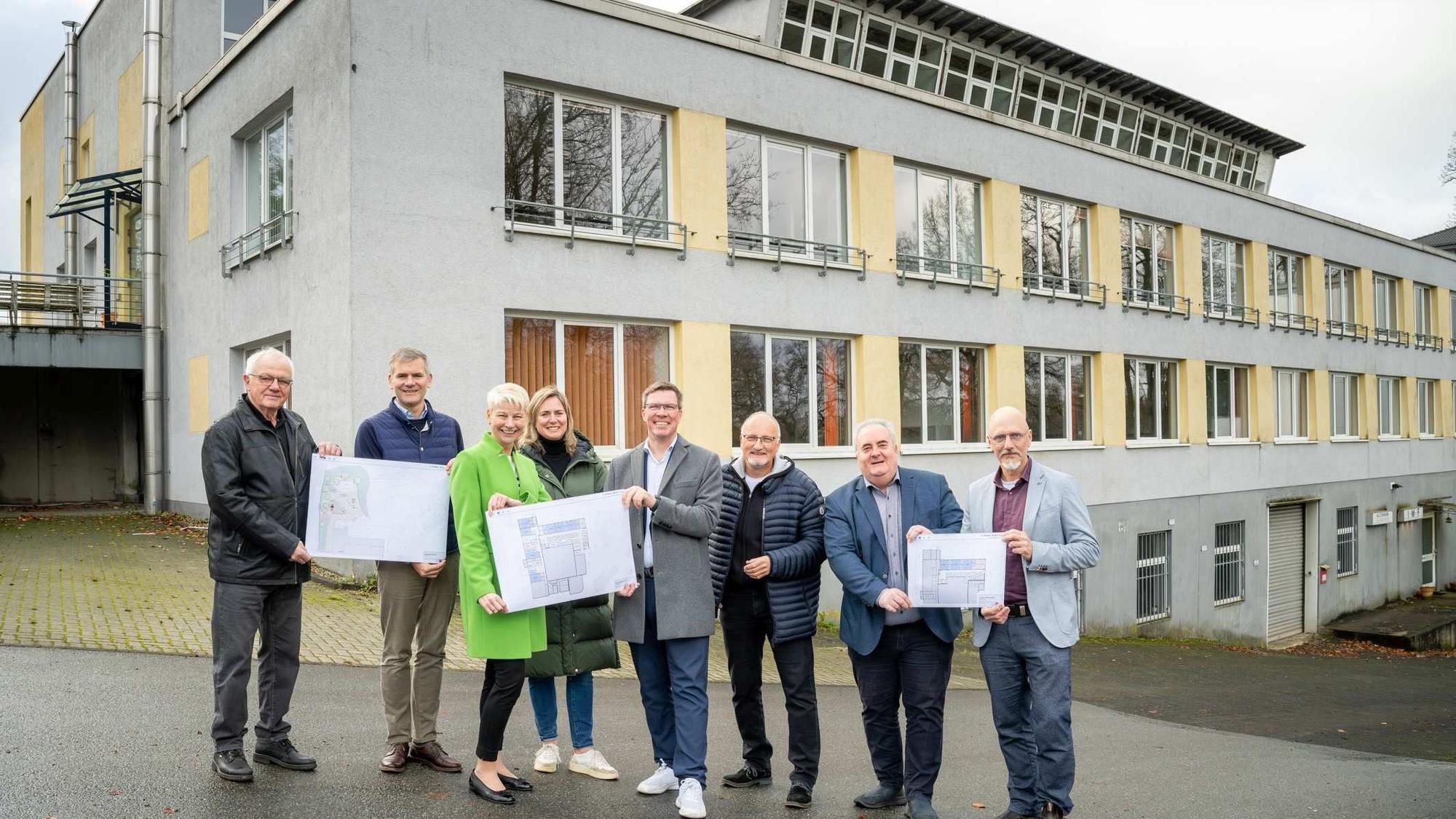 Gruppenbild mit Förderschulgebäude in Wermelskirchen.