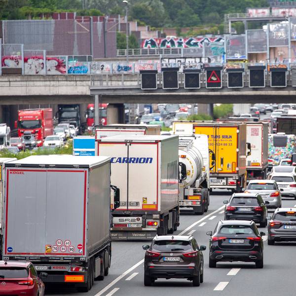 Zahlreiche Autos stauen sich auf der Autobahn A3 in NRW.