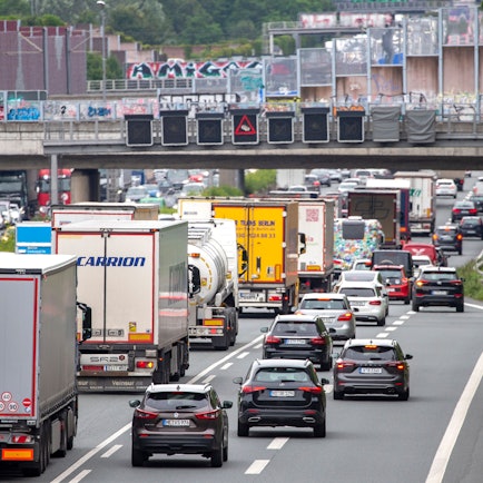 Zahlreiche Autos stauen sich auf der Autobahn A3 in NRW.