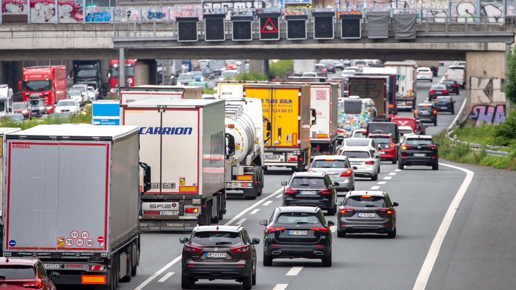 Zahlreiche Autos stauen sich auf der Autobahn A3 in NRW.