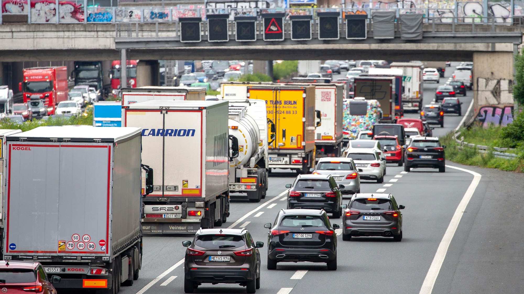Zahlreiche Autos stauen sich auf der Autobahn A3 in NRW.