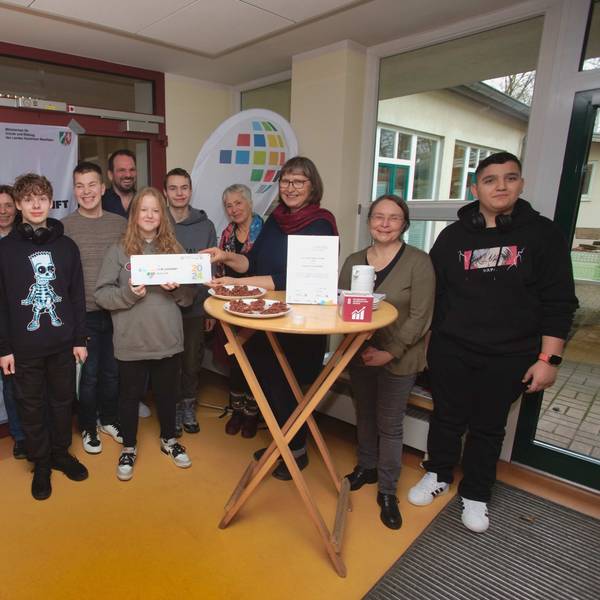 Eine Gruppenbild mit Schülern und Lehrern.