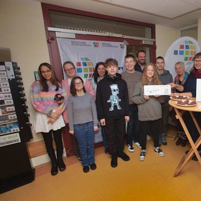 Eine Gruppenbild mit Schülern und Lehrern.