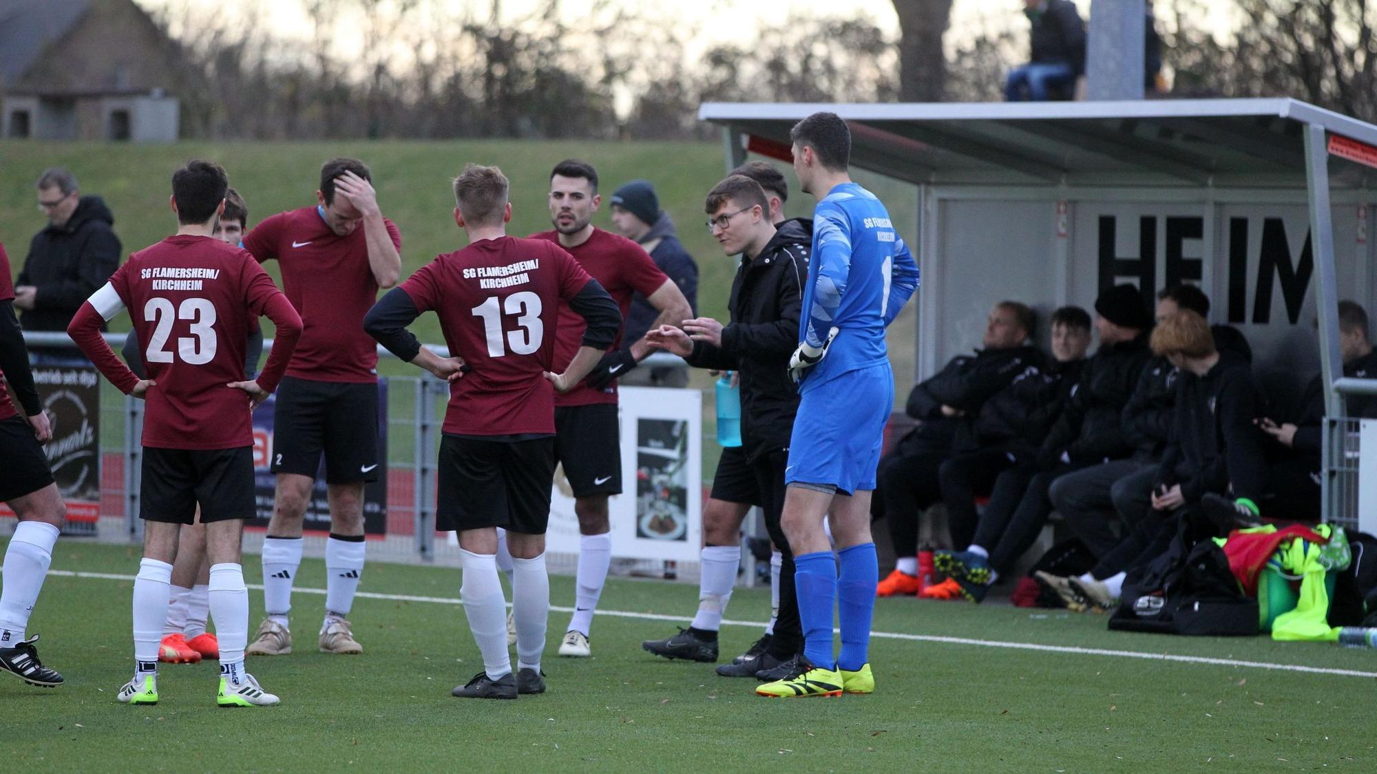 Der Trainer eines Fußballteams motiviert seine Spieler während eines Time-outs.