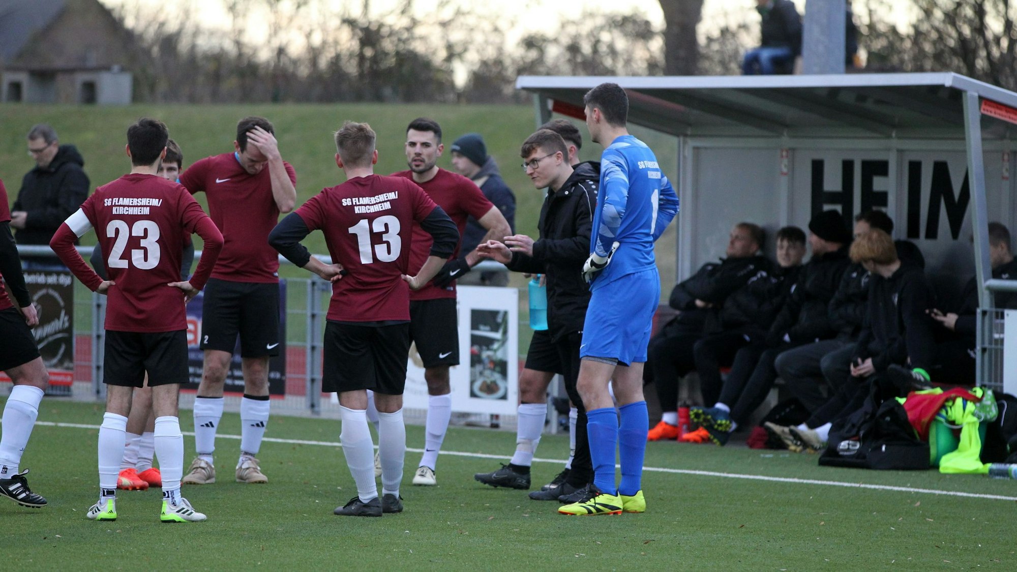 Der Trainer eines Fußballteams motiviert seine Spieler während eines Time-outs.