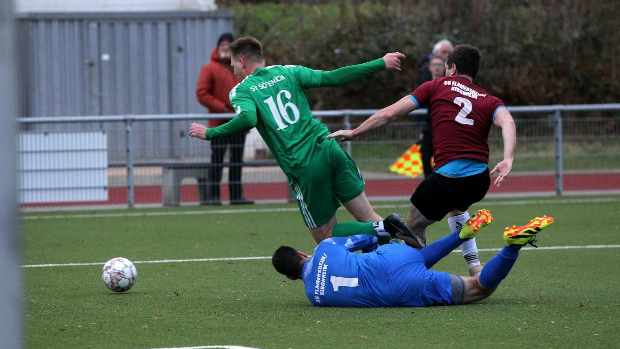 Torwart und Verteidiger gleichzeitig bringen einen gegnerischen Stürmer im Strafraum zu Fall.