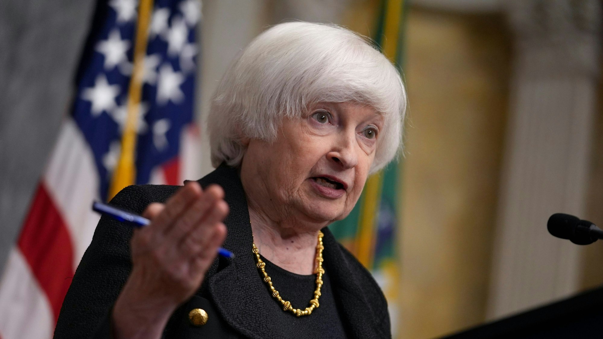 US-Finanzministerin Janet Yellen spricht auf einer Pressekonferenz im Finanzministerium. Die Vereinigten Staaten zahlen der Ukraine einen bereits versprochenen, milliardenschweren Kredit aus.