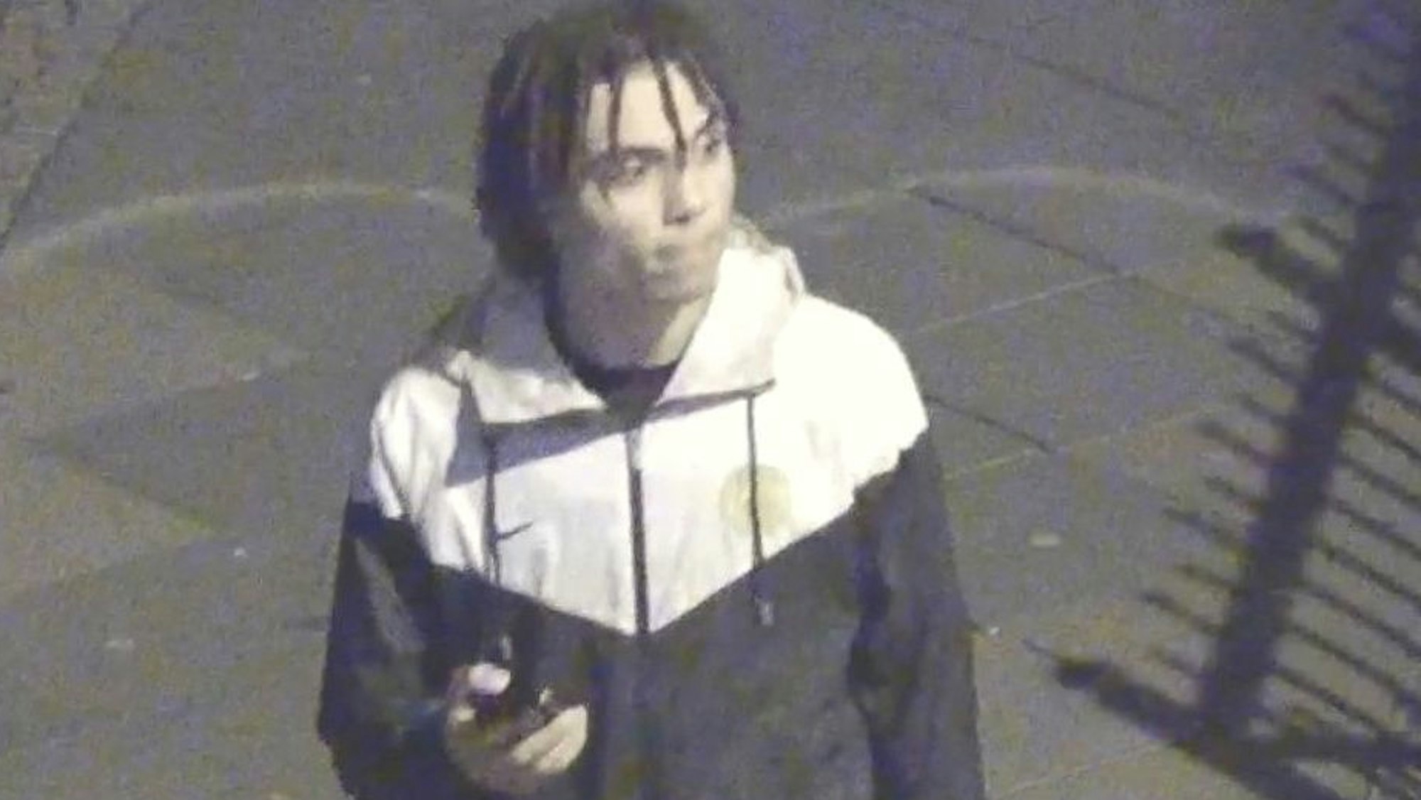 Dieser Mann soll am 16. September einen Sprengsatz vor dem Nachtclub Vanity in Köln abgelegt haben - die Polizei sucht noch immer nach ihm.